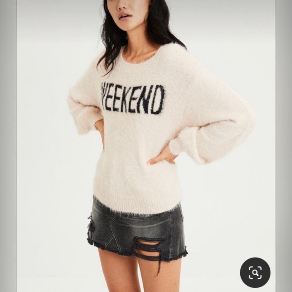 American Eagle 🦅 Fuzzy ‘Weekend’ woman’s sweater size small